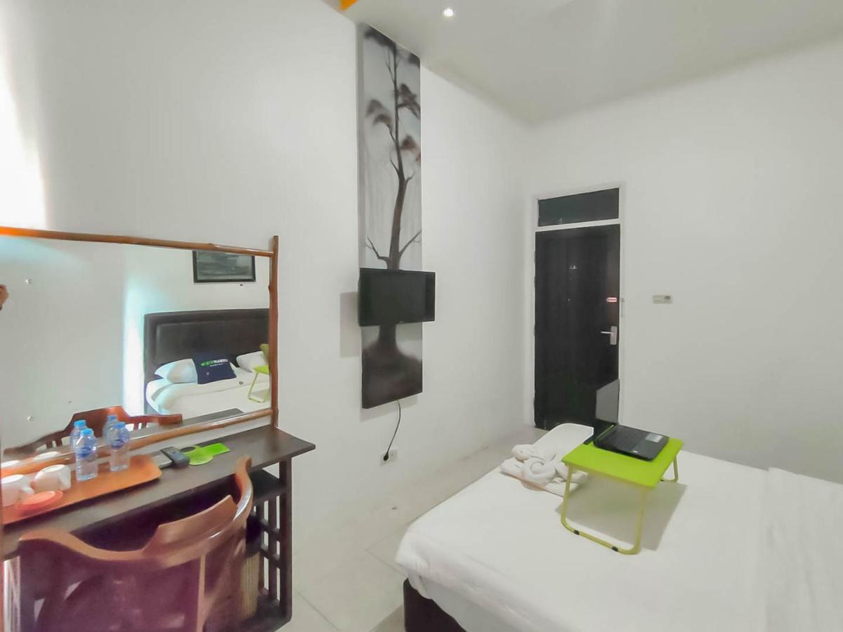 Urbanview Hotel Bagoes Sintang By Reddoorz מראה חיצוני תמונה