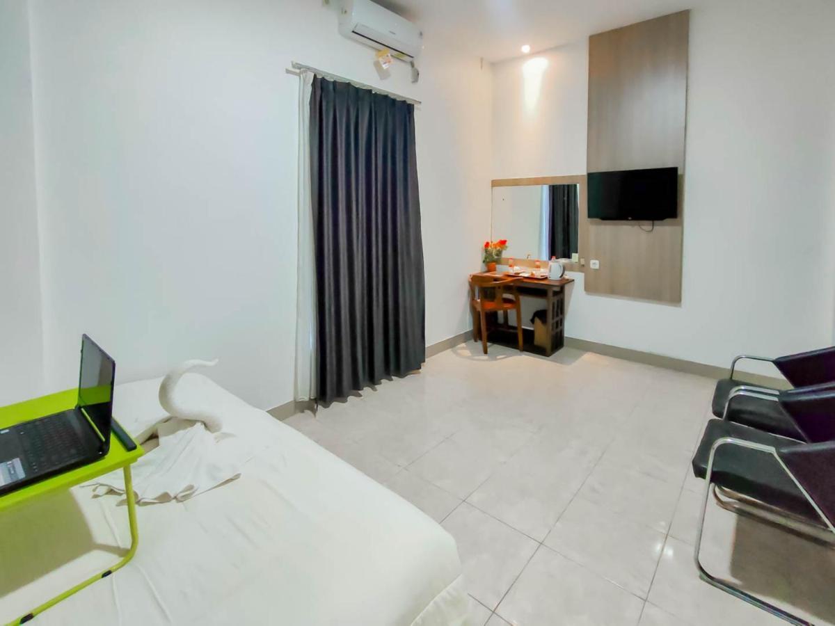 Urbanview Hotel Bagoes Sintang By Reddoorz מראה חיצוני תמונה